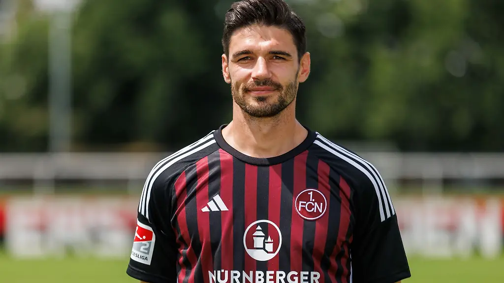 Christopher-Schindler-beim-Fototermin-im-Sportpark-Valznerweiher