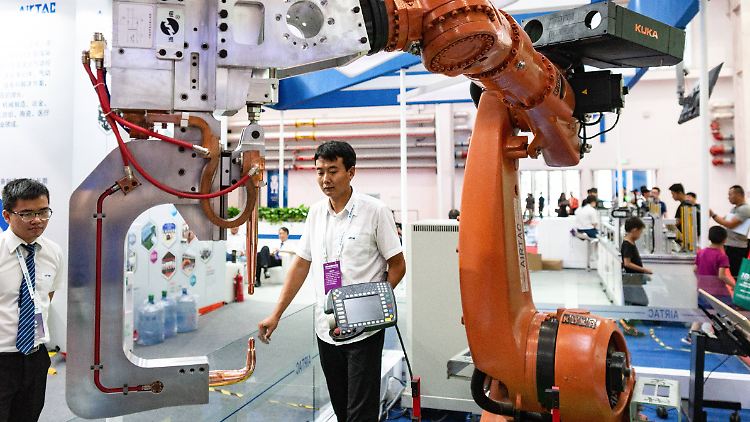 Den Augsburger Roboterhersteller Kuka ließ sich der chinesische Midea-Konzern vor sieben Jahren geschätzte 4,7 Milliarden Dollar kosten.