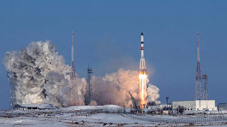 Die Rettungskapsel soll bald starten, die Mission der Astronauten auf der Raumstation wird aber dennoch verlängert.