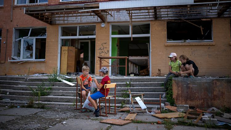 Schon Anfang März vergangenen Jahres wurde die Schule 21 in der ukrainischen Stadt Tschernihiw von russischen Attacken getroffen.