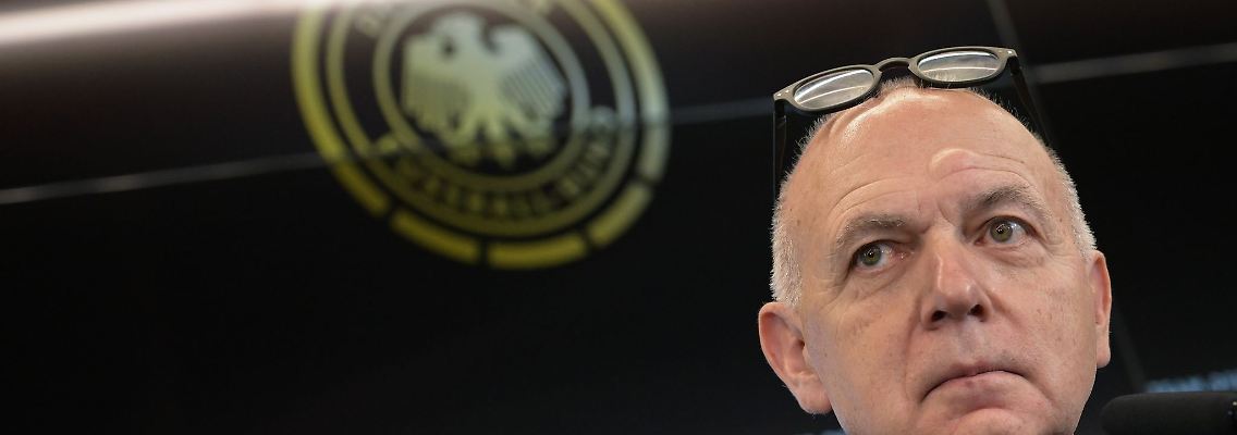 DFB-Präsident Bernd Neuendorf nimmt an einer Pressekonferenz teil.