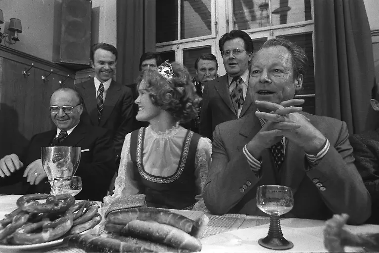 Brandt-und-Weinkoenigin-1974