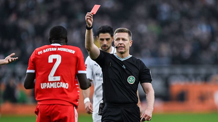Dayot Upamecano sah bereits nach 8 Minuten Rot.