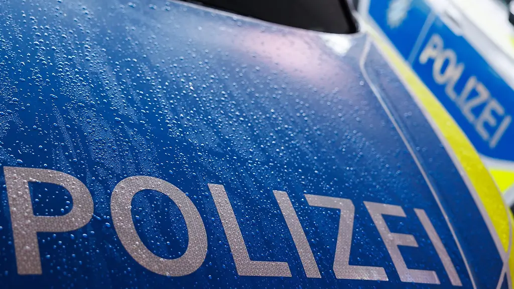 Ein-Streifenwaegen-der-Polizei
