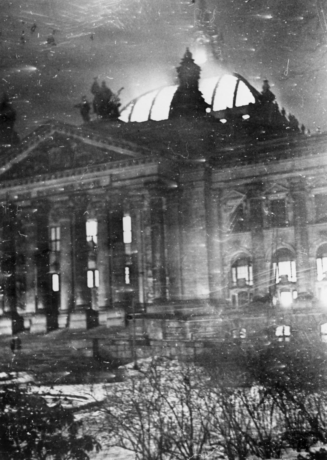 Kurz nach 21.00 Uhr an jenem Montagabend alarmiert ein Passant am Berliner Reichstag den Polizisten Karl Buwert.