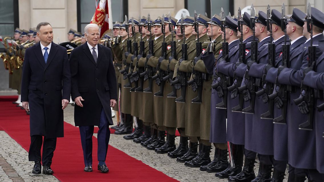 Duda (l) mit Biden in Warschau.