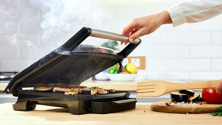 Mit einem Kontaktgrill lässt sich auch drinnen und zu jeder Jahreszeit grillen.
