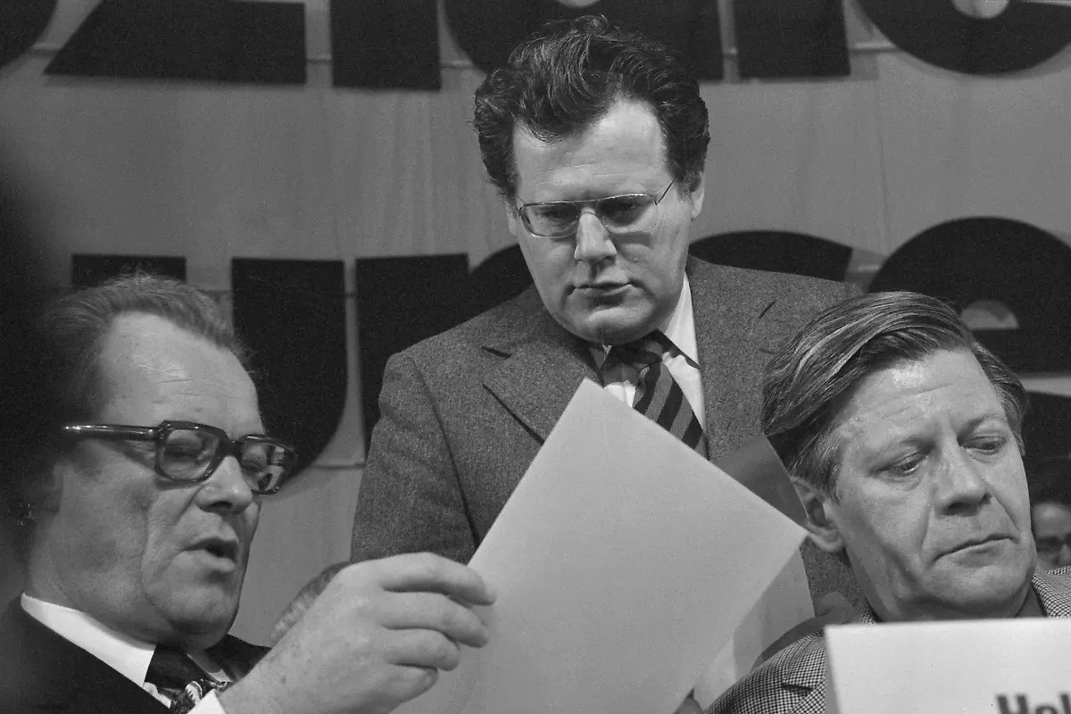 Guillaume-guckt-in-Akten