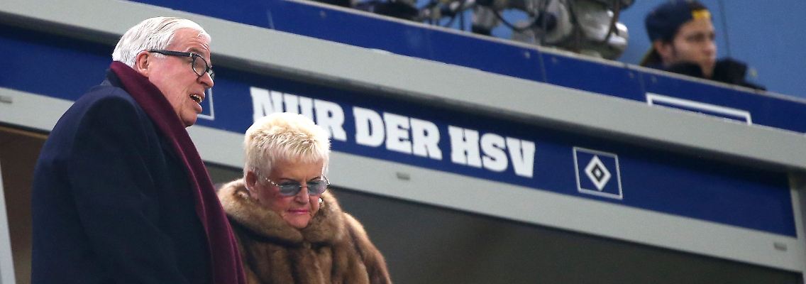 Unternehmer und HSV-Mäzen Klaus-Michael Kühne und seine Frau Christine verfolgen ein Spiel.