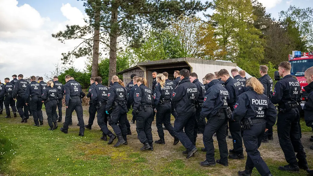 Die-Polizei-durchkaemmt-ein-Waldstueck