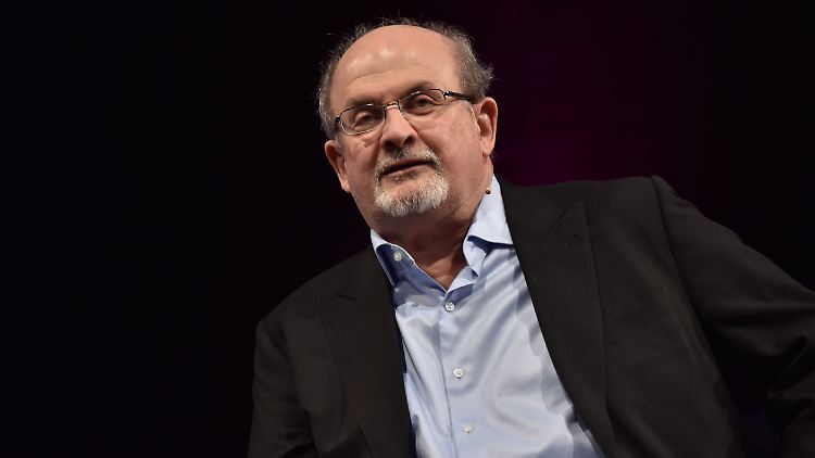 Seit dem Attentat kann Rushdie nur noch mit einem Auge sehen und eine Hand benutzen.