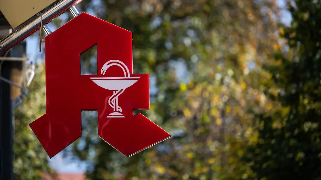 Das-Apotheken-A-ist-an-einer-Apotheke-auf-der-Koenigstrasse-moniert