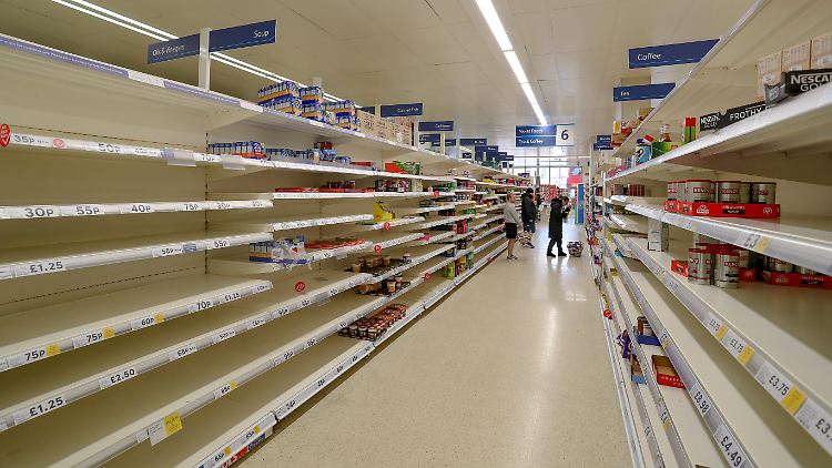 Immer mehr Menschen in Großbritannien stehen vor teils leeren Supermarktregalen.