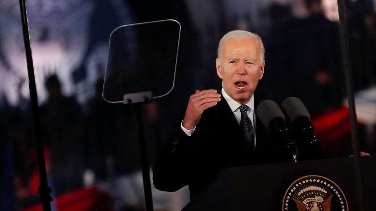 Die Kunst der Rhetorik verlangt Hilfsmittel: US-Präsident Biden blickt während seiner Rede in Richtung eines Teleprompters.