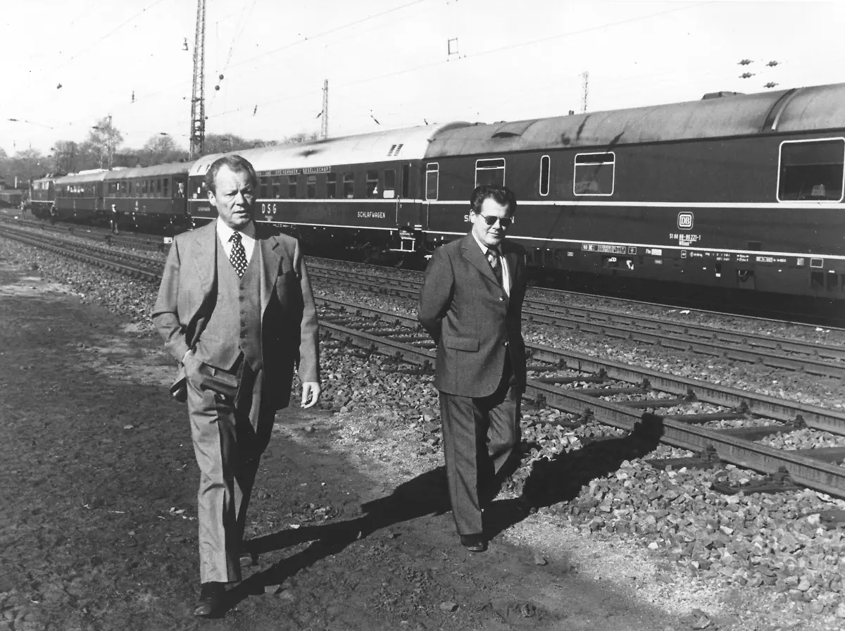 Guillaume-und-Brandt-neben-Zug-gut