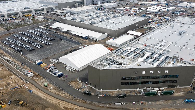 Tesla habe weitere Produktionsschritte in den USA priorisiert, weil die steuerlichen Rahmenbedingungen dort günstiger sind, heißt es in einem Ministeriums-Schreiben.
