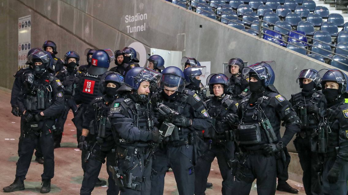 Die Polizei im Frankfurter Waldstadion.