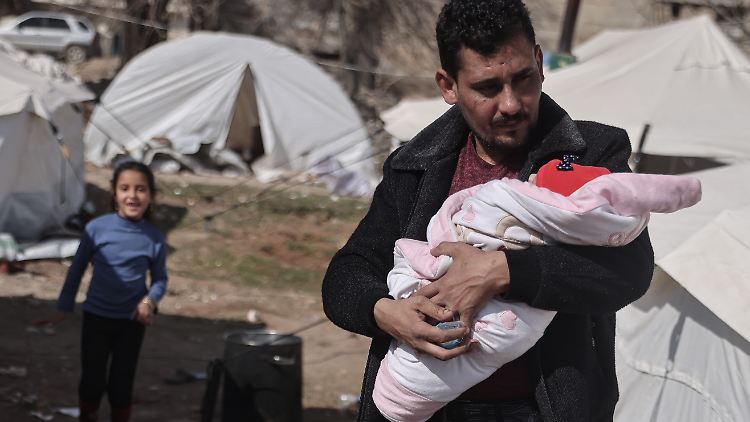 In der syrischen Stadt Dschindires nahe der türkischen Grenze kommen viele Menschen zunächst nur in Zelten unter. Humanitäre Hilfe erreicht viele von ihnen nur schwer. 