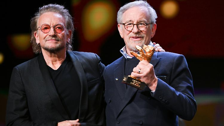 Arm in Arm bei der Berlinale: Bono und Steven Spielberg (v.l.).