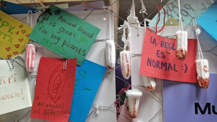 "Die Regel ist normal": An einer Wand im Vagina Museum in London hängen Notizen von Besucherinnen.