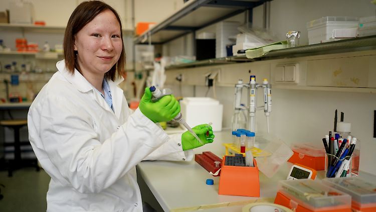 Nadine Großmann an ihrem Arbeitsplatz in einem Labor an der Freien Universität - sie leidet am Gendefekt FOP und forscht an ihrer eigenen seltenen Krankheit.