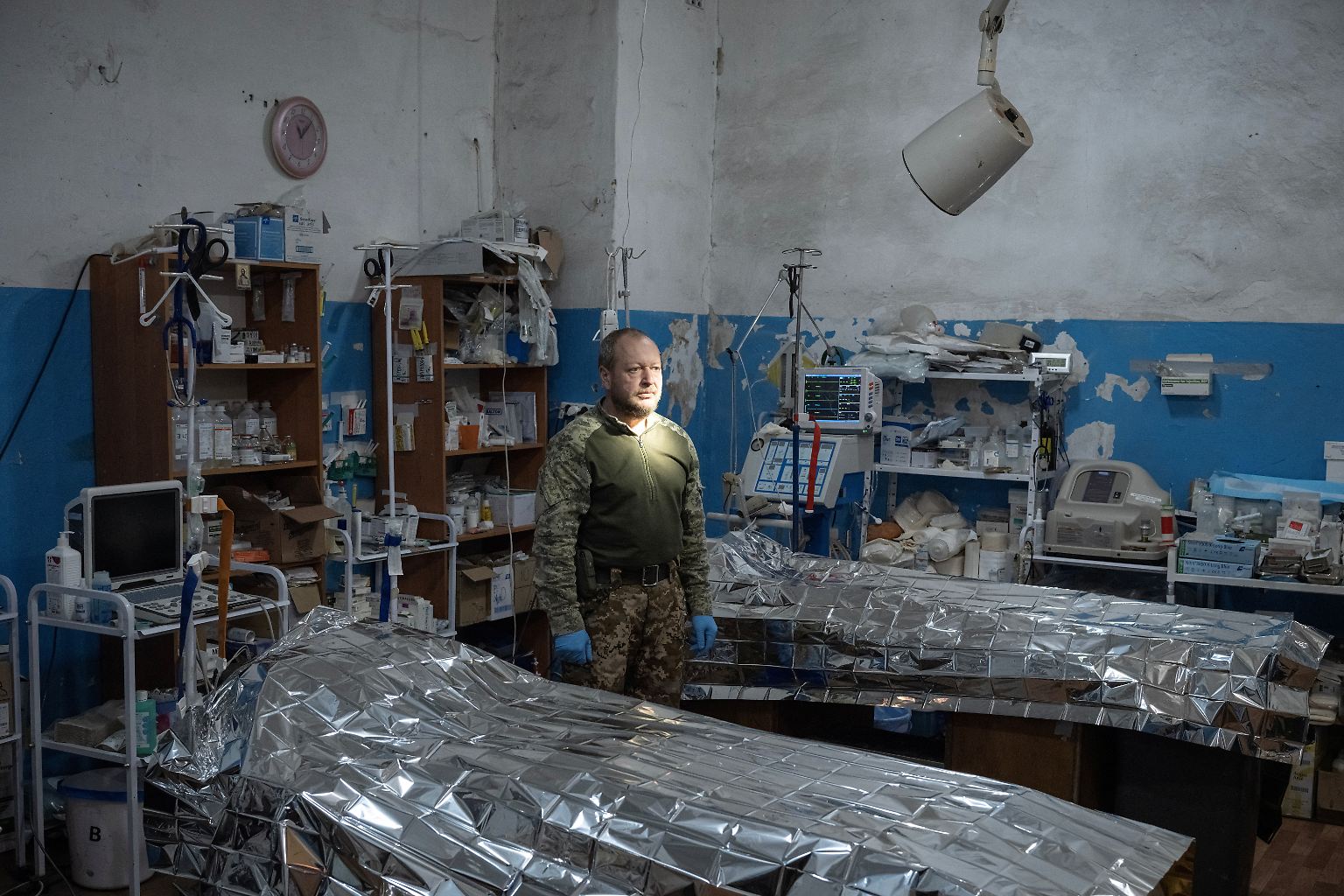 Es sind Bilder, die teilweise nur schwer auszuhalten sind: In einem medizinischen Außenposten nahe der Frontlinie im Osten der Ukraine kämpfen der Armeearzt Viktor (im Bild) und sein Team ...