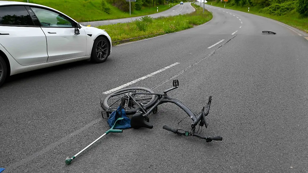 Ein-beschaedigtes-Fahrrad-liegt-nach-einem-Unfall-auf-der-B6-neben-einem-Auto