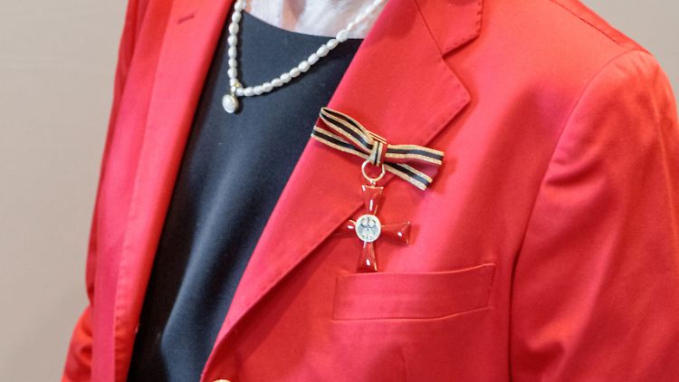 Auslaufmodell: Das Bundesverdienstkreuz am Bande im Frauenformat hat nur einen Durchmesser von 47 Millimetern.