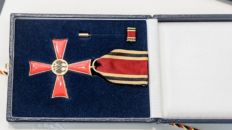 Bald für alle zu haben: Das Bundesverdienstkreuz am Bande im Herrenformat mit 55 Millimeter Durchmesser.