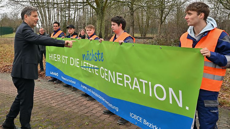 Die Auszubildenden der LEAG wollen von Wirtschaftsminister Habeck die Bekenntnis, den Kohleausstieg nicht auf 2030 vorzuziehen.