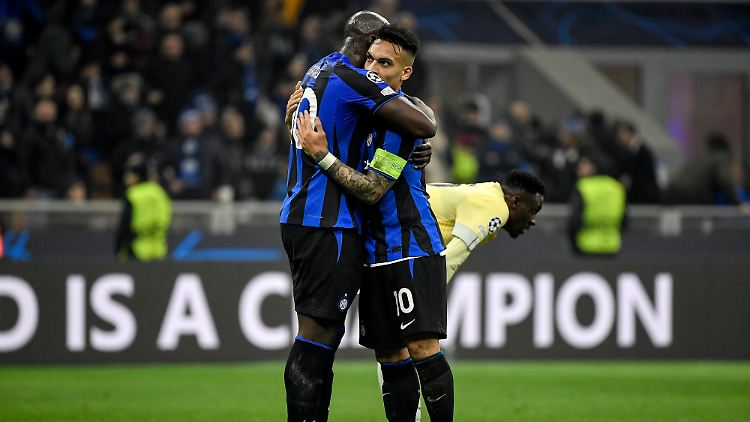 Torschütze Romelo Lukaku und Lautaro Martinez sind erleichtert.
