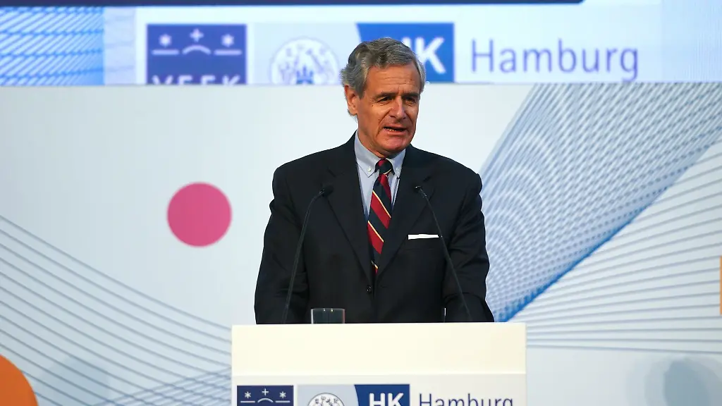 Jochen-Spethmann-Vorsitzender-der-Versammlung-Ehrbarer-Kaufleute-spricht-in-der-Handelskammer