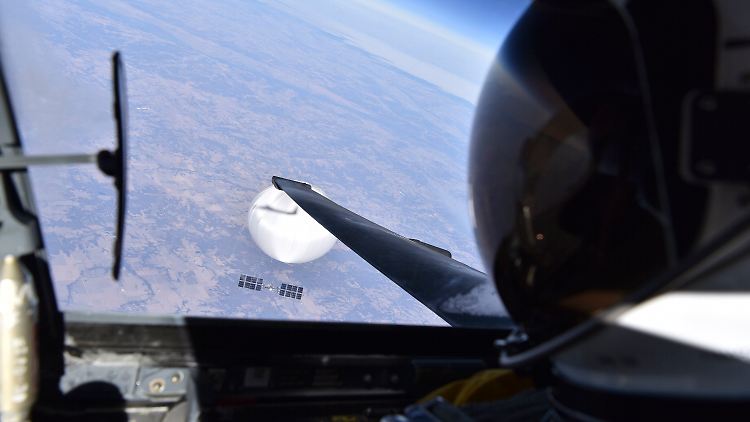 Die USA werfen China vor, es habe mit dem Ballon Militäreinrichtungen ausspionieren wollen.