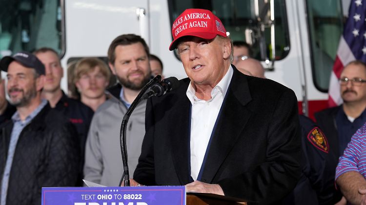 "Was diese Gemeinde jetzt braucht, sind keine Ausreden, sondern Antworten und Resultate", sagt Trump. 