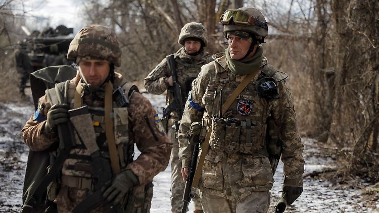 Ukrainische Soldaten während eines Manövers. 
