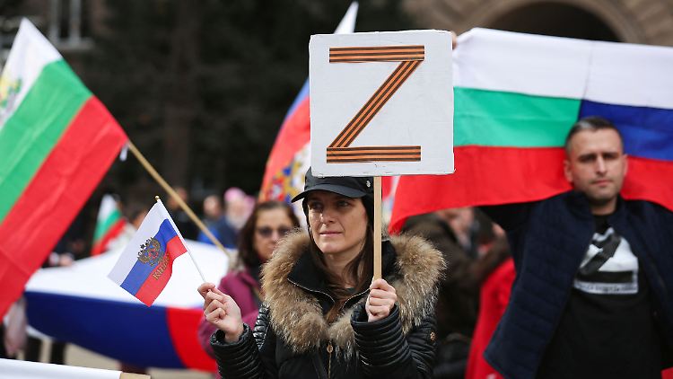 In Russland zeigen Menschen ihre Unterstützung für den Angriffskrieg mit dem "Z"-Symbol.