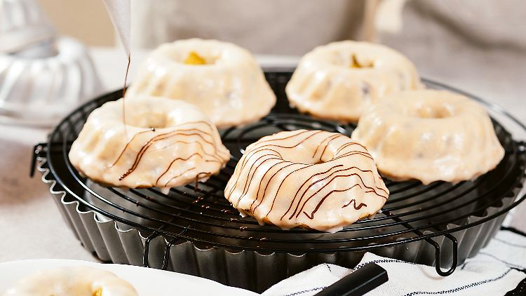 In Zeiten von Cupcakes, Brownies und Donuts sind Marina Kasimirs Rumgugelhüpfchen mit Trockenfrüchten eine echte Alternative.