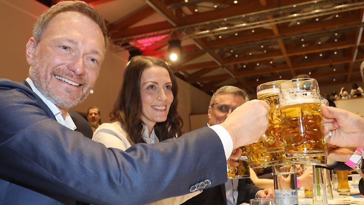 Finanzminister Lindner zeigte sich beim Politischen Aschermittwoch der FDP gut gelaunt. In der Ampel-Koalition sind aber viele Politiker von seiner Politik genervt. 
