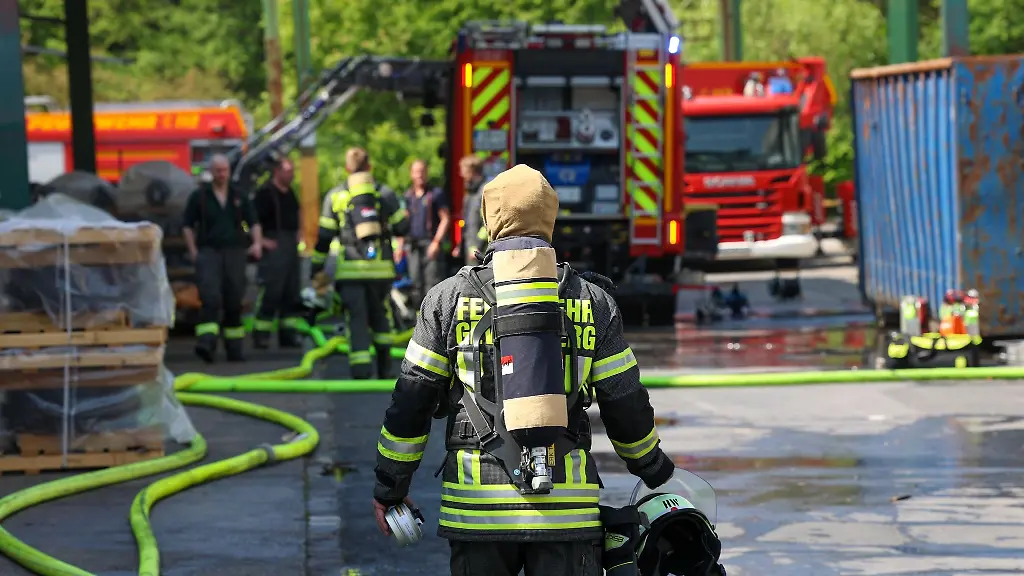Kraefte-der-Feuerwehr-sind-nach-einer-Explosion-in-einer-Industriehalle-im-Einsatz