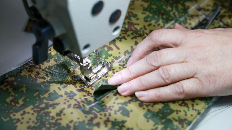 Uniformproduktion für die russische Armee: Zur Finanzierung des Etats muss der Staat mehr Schulden aufnehmen als bisher.