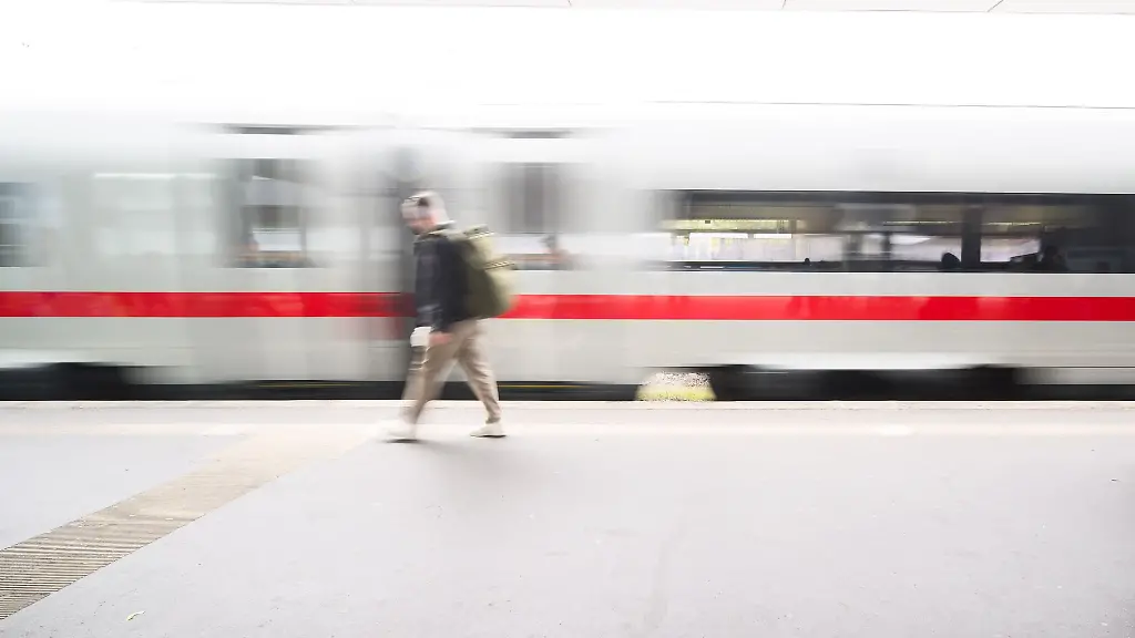 Ein-Mann-laeuft-auf-einem-Bahnsteig-im-Hauptbahnhof-Hannover-waehrend-ein-ICE-einfaehrt-Aufnahme-mit-langer-Verschlusszeit