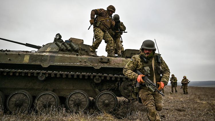 Die Abwehr der kleinteiligen russischen Angriffe ist für die ukrainische Armee enorm kräftezehrend.