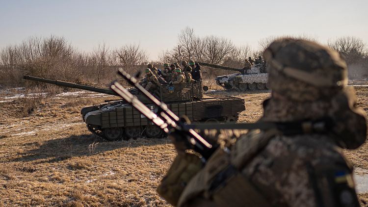 Ukrainische Soldaten bei einer Übung in Charkiw. Gepanzerte Fahrzeuge sollen die Wende im Krieg bringen.