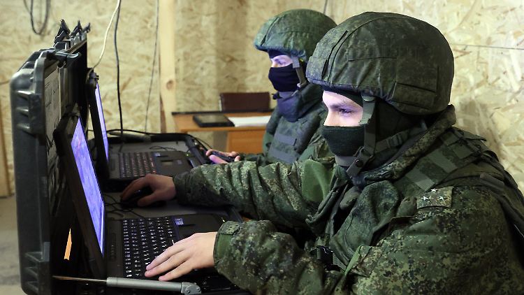 Russische Soldaten setzen Drohnen ein, um Ziele zu lokalisieren.