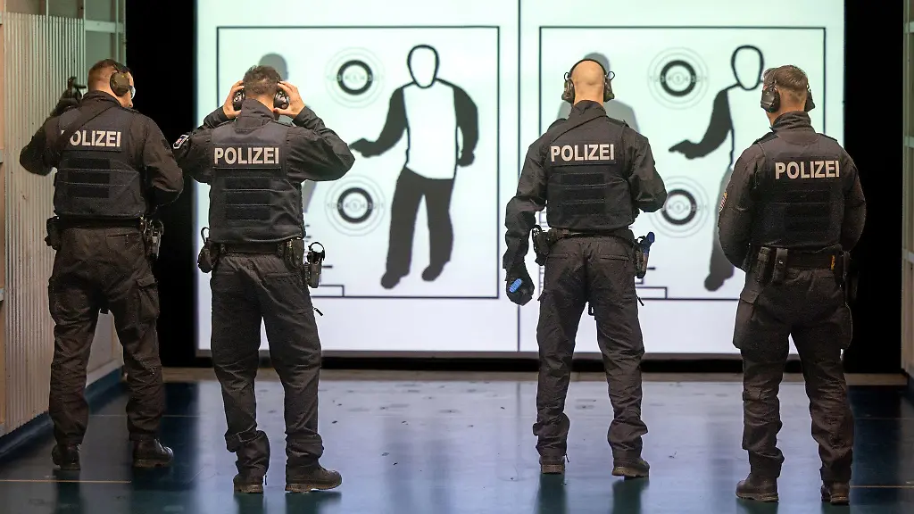 Polizisten-ueben-im-Bildungszentrum-der-Thueringer-Polizei-mit-Mitteldistanzwaffen