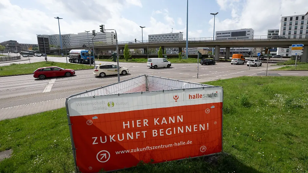 Hier-kann-Zukunft-beginnen-steht-auf-einem-Banner-am-Riebeckplatz-in-Halle-Saale