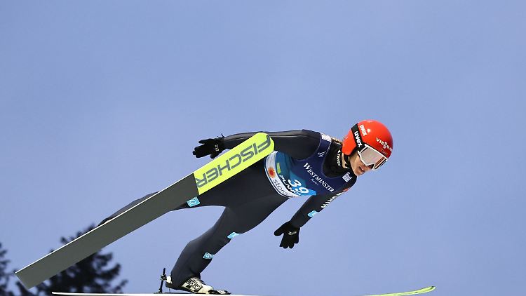 Skispringerin Katharina Althaus während eines Sprungs in Planica.
