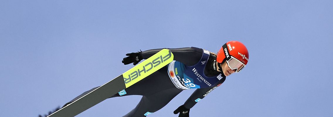 Skispringerin Katharina Althaus während eines Sprungs in Planica.