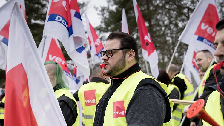 Die Gewerkschaften fordern 10,5 Prozent mehr Gehalt - die Arbeitgeber bieten die Hälfte bei mehr als doppelter Laufzeit.