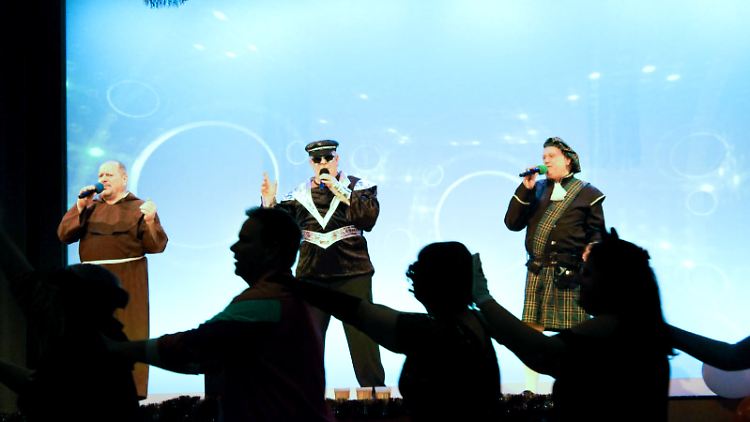 Die Gruppe "Champs" singt auf der Faschingsfeier der "Fidelen Rixdorfer".